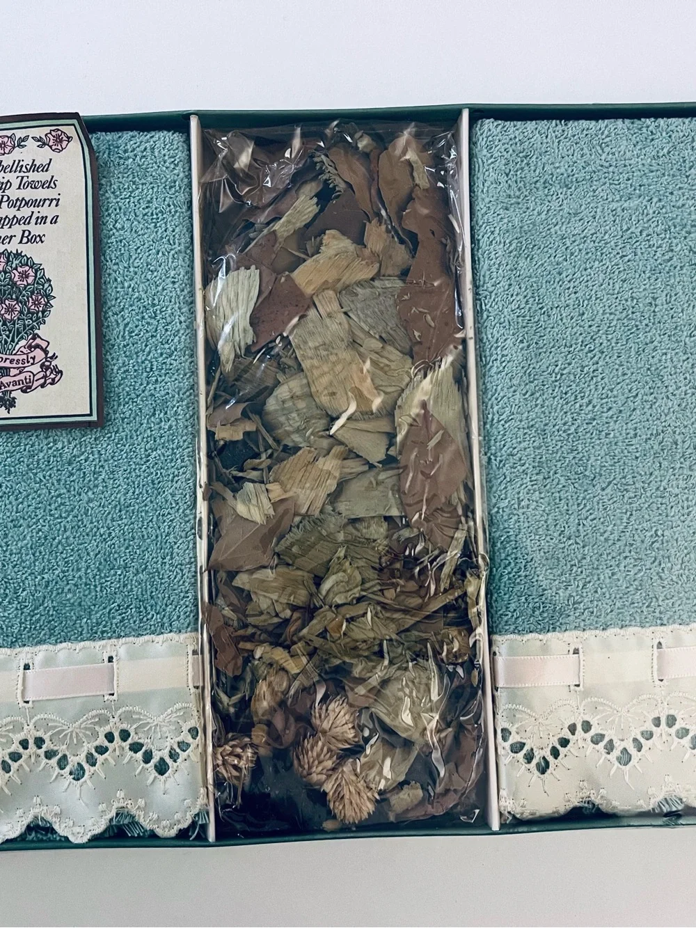 Avanti Finger Tip Towels Gift Set Potpourri Box Lace Trim Bathroom Decor Sealed